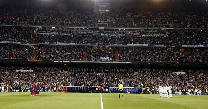 Minuto di raccoglimento prima del via in memoria di Adolfo Suarez, ex premier spagnolo. Epa